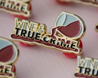 Wine & True Crime, Pin de esmalte suave para los amantes del crimen verdadero, Pin de solapa de Halloween, Insignia / Regalo navideño de Hannukah