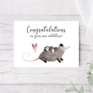 Herzlichen Glückwunsch zu Ihrem neuen Zusatz Possum Baby Shower Card, neutrale Karte für Baby, Baby Sprinkle Card, Opossum Baby Shower Card, printable