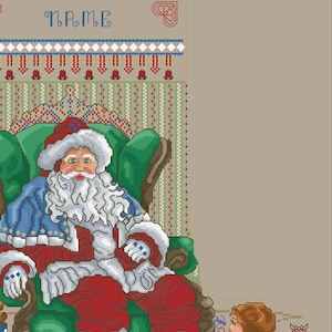 Könnte beinhalten: Ein Kreuzstichmuster mit dem Weihnachtsmann, der in einem grünen Sessel sitzt, einen blauen und weißen Umhang, einen weißen Bart und einen roten Hut trägt. Zwei Kinder schauen den Weihnachtsmann an, eines mit einer rot-weiß gestreiften Mütze und das andere mit braunen Haaren. Vor dem Weihnachtsmann liegen Geschenke und Spielzeug, darunter ein Spielzeugbus, eine Spielzeugeisenbahn und ein Spielzeug-Nussknacker.