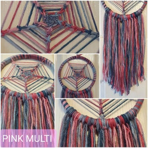 Puede incluir: Atrapasue&ntilde;os multicolor rosa, azul y gris, con un dise&ntilde;o de telara&ntilde;a tejida. El texto "PINK MULTTI" es visible en la parte inferior de la imagen. Objeto decorativo artesanal.