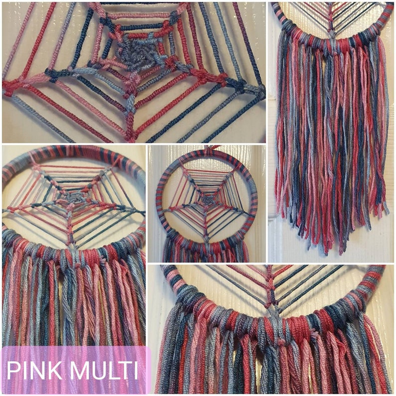 Puede incluir: Atrapasue&ntilde;os multicolor rosa, azul y gris, con un dise&ntilde;o de telara&ntilde;a tejida. El texto "PINK MULTTI" es visible en la parte inferior de la imagen. Objeto decorativo artesanal.