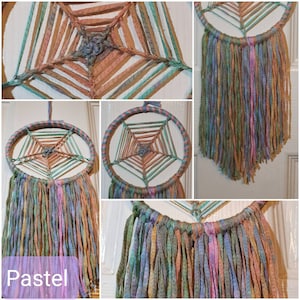Puede incluir: Atrapasue&ntilde;os de colores pastel con dise&ntilde;os de telara&ntilde;a tejida y flecos colgantes. Los atrapasue&ntilde;os tienen un marco circular con una red central, y los flecos est&aacute;n hechos de hilo suave y colorido. La palabra "Pastel" est&aacute; en la esquina inferior izquierda.