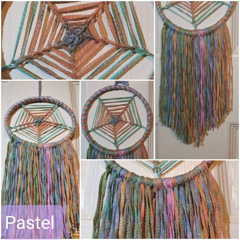 Puede incluir: Atrapasue&ntilde;os de colores pastel con dise&ntilde;os de telara&ntilde;a tejida y flecos colgantes. Los atrapasue&ntilde;os tienen un marco circular con una red central, y los flecos est&aacute;n hechos de hilo suave y colorido. La palabra "Pastel" est&aacute; en la esquina inferior izquierda.