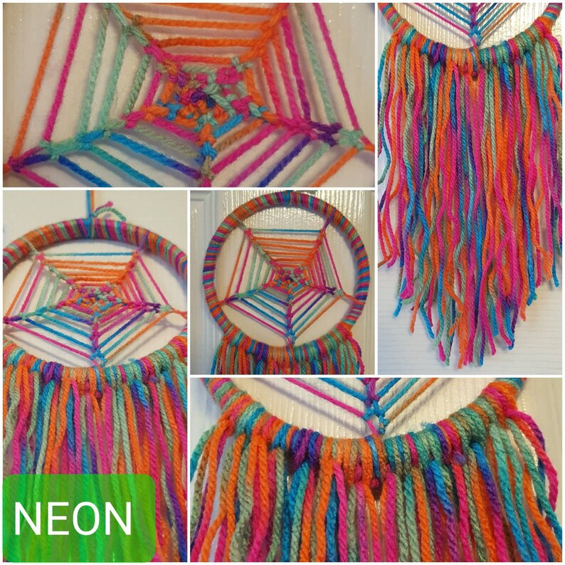 Puede incluir: Una colecci&oacute;n de atrapasue&ntilde;os hechos a mano de color ne&oacute;n. Los atrapasue&ntilde;os presentan hilos vibrantes en tonos de rosa, naranja, azul y verde. Cada atrapasue&ntilde;os tiene un dise&ntilde;o circular o similar a una telara&ntilde;a con hebras de hilo colgantes.