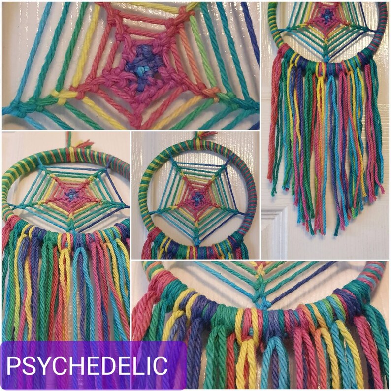 Puede incluir: Una colecci&oacute;n de atrapasue&ntilde;os coloridos y hechos a mano. Cada uno presenta un marco circular con un dise&ntilde;o de telara&ntilde;a tejida en tonos vibrantes de rosa, amarillo, azul y verde. Largos mechones de hilo cuelgan de la parte inferior, lo que se suma a la est&eacute;tica bohemia. Se muestra la palabra "PSYCHEDELIC".