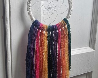 Atrapasueños de colores oscuros arcoíris