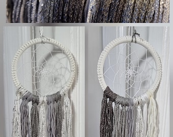 Atrapasueños en colores arcoíris blanco/gris. Gris, blanco, plateado y brillante. 7 estilos a elegir. Ideal para bodas y guarderías.