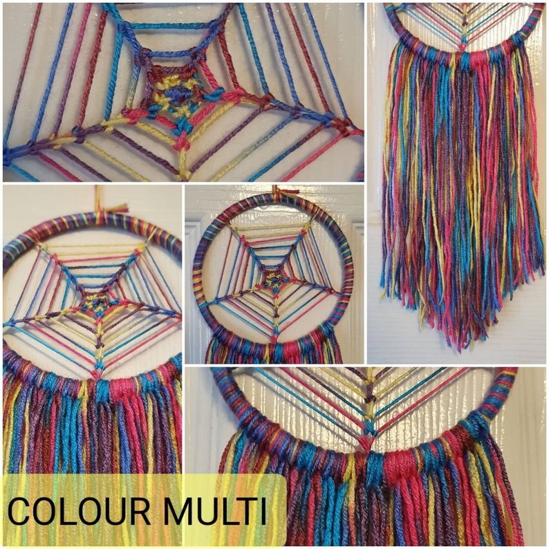 Puede incluir: Un atrapasue&ntilde;os multicolor con un marco circular y un dise&ntilde;o similar a una telara&ntilde;a en el centro. El atrapasue&ntilde;os presenta una variedad de colores, incluyendo rosa, azul, amarillo y morado. La parte inferior del atrapasue&ntilde;os tiene largos hilos de colores. El texto "COLOUR MULTI" es visible.