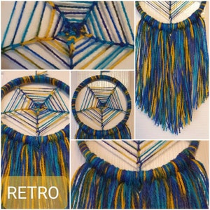 Puede incluir: Un atrapasue&ntilde;os hecho a mano con un dise&ntilde;o retro. El marco circular est&aacute; envuelto en hilo azul, con una red de hilo azul, amarillo y verde azulado tejida en el interior. Largas hebras de los mismos colores cuelgan de la parte inferior. La palabra "RETRO" est&aacute; en la esquina inferior izquierda.
