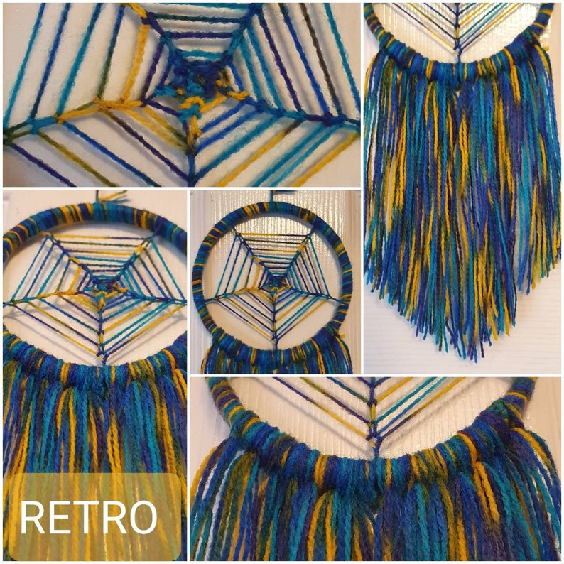 Puede incluir: Un atrapasue&ntilde;os hecho a mano con un dise&ntilde;o retro. El marco circular est&aacute; envuelto en hilo azul, con una red de hilo azul, amarillo y verde azulado tejida en el interior. Largas hebras de los mismos colores cuelgan de la parte inferior. La palabra "RETRO" est&aacute; en la esquina inferior izquierda.