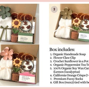 K&ouml;nnte beinhalten: Drei Geschenkboxen mit einer wei&szlig;en, flauschigen Socke, einer geh&auml;kelten Sonnenblume im Topf, einer Kerze, getrockneten Orangenscheiben und einer Blumenklammer. Die Boxen sind mit 1, 2 und 3 beschriftet. Der Text "Box includes:" ist mit acht Artikeln aufgelistet.