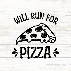Puede incluir: Diseño gráfico en blanco y negro con el texto "Will run for pizza" y una rebanada de pizza con pepperoni.