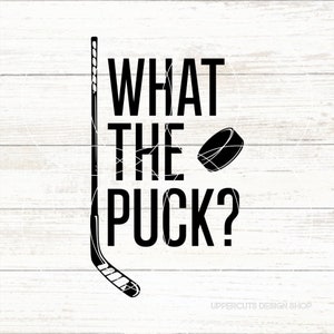 K&ouml;nnte beinhalten: Schwarzwei&szlig;es Grafikdesign mit einem Hockeyschl&auml;ger und einem Puck. Der Text "What the puck?" ist in Fettdruck geschrieben.