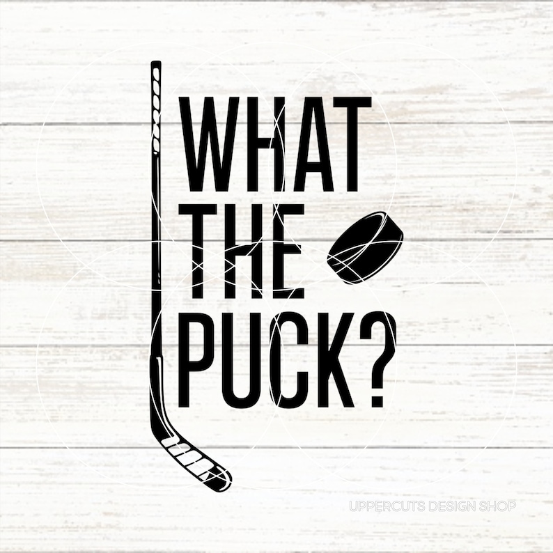 K&ouml;nnte beinhalten: Schwarzwei&szlig;es Grafikdesign mit einem Hockeyschl&auml;ger und einem Puck. Der Text "What the puck?" ist in Fettdruck geschrieben.