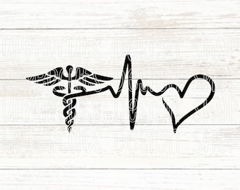 Puede incluir: Diseño gráfico en blanco y negro de un símbolo de caduceo médico con una línea de latido del corazón y un corazón. El diseño es perfecto para un profesional médico o alguien que ama la atención médica.