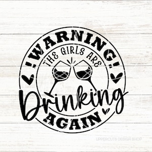 Könnte beinhalten: Schwarz-weißes Warnschild mit dem Text "Achtung! Die Mädels trinken wieder!" in einem Kreis mit zwei stoßenden Weingläsern in der Mitte.