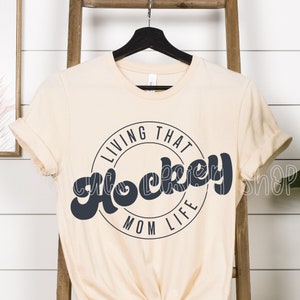Hockey Mama SVG, Hockey Mama Leben, süße Hockey Mama Logo, DIY Hockey Mama Shirt oder Auto Aufkleber, Hockey Mama, Hockey Cricut geschnitten Datei Bild 2