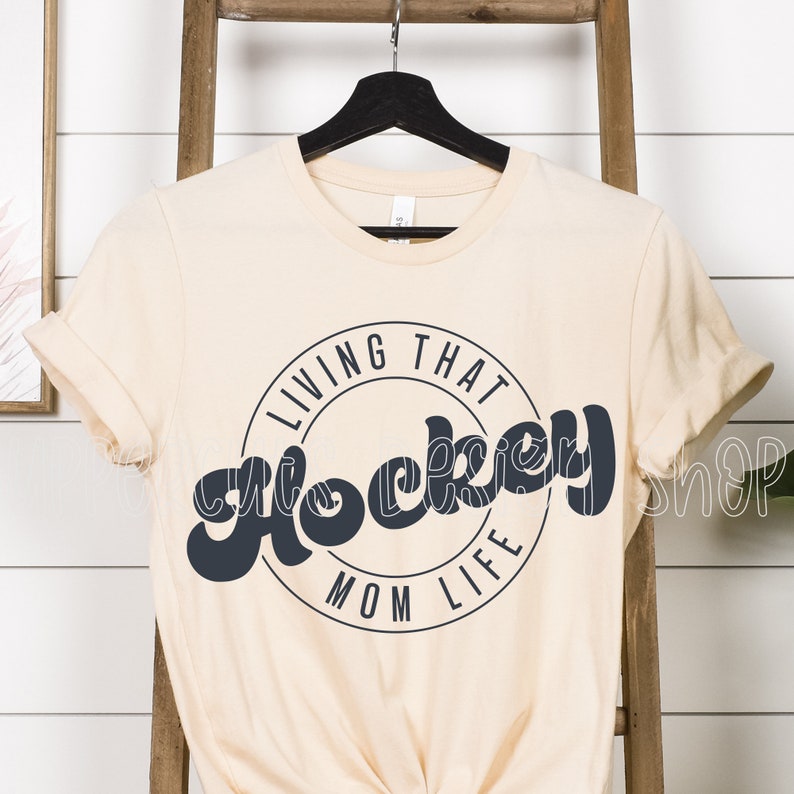 Hockey Mama SVG, Hockey Mama Leben, süße Hockey Mama Logo, DIY Hockey Mama Shirt oder Auto Aufkleber, Hockey Mama, Hockey Cricut geschnitten Datei Bild 2