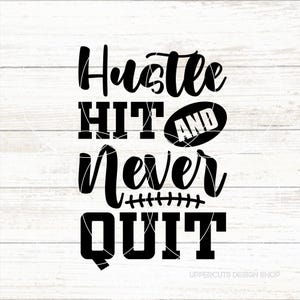 Hustle Hit And Never Arrêter SVG, SVG de football mignon, football coupe fichier, équipe de hayon, graphique de T-shirt pour le jour du match, chemise de fan de football mignon bricolage