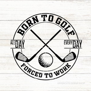 以下が含まれることがあります： 2本のゴルフクラブが交差した白黒のグラフィックデザイン。中央にゴルフボールがあります。クラブの周りに円形で「Born to Golf」というテキストが書かれています。クラブの両側に「All Day」と「Every Day」というテキストが書かれています。クラブの下に円形で「Forced to Work」というテキストが書かれています。