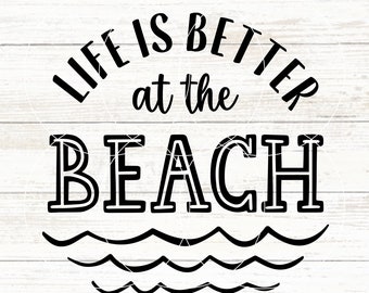 Może przedstawiać: Czarno-biały projekt graficzny z tekstem "Life is better at the beach" i falistym wzorem poniżej.