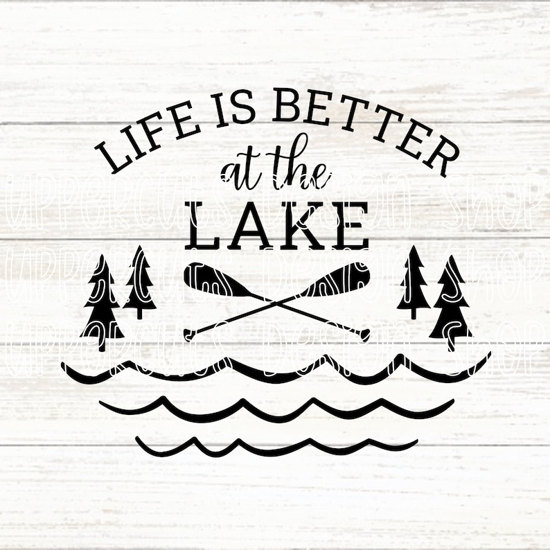 Pode incluir: Design gr&aacute;fico preto e branco com o texto "Life is better at the lake". O design apresenta dois remos cruzados, duas &aacute;rvores de pinho e linhas onduladas que representam a &aacute;gua.