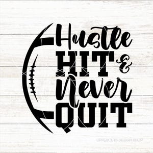 Hustle Hit And Never Arrêter SVG, SVG de football mignon, football coupe fichier, équipe de hayon, graphique de T-shirt pour le jour du match, chemise de fan de football mignon bricolage