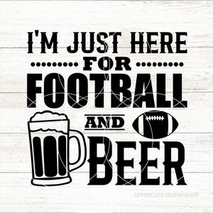 Ik ben gewoon hier voor voetbal en bier SVG, voetbal Svg, voetbal en bier, grappig voetbal Svg, voetbal, achterklepfeest, grappig drinken Svg