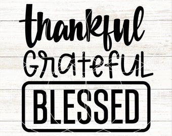 Puede incluir: Diseño gráfico de texto en blanco y negro sobre un fondo de madera blanca. El texto dice "thankful grateful blessed".