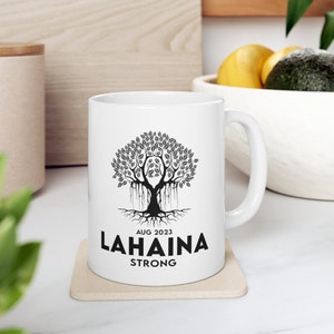 Lahaina Maui Kubek ceramiczny do kawy 11 uncji - Wsparcie Lahaina Wsparcie Maui Wildfires Sierpień 2023 Lahaina Banyan Tree Standing Resilience Unity