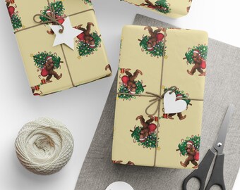 Puede incluir: Varios regalos envueltos con un patrón navideño de Bigfoot. Los regalos están envueltos en papel amarillo claro con un diseño repetido de Bigfoot llevando un árbol de Navidad y un saco rojo. Cada regalo está atado con hilo y tiene una etiqueta blanca en forma de estrella o corazón.