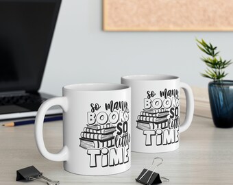 Puede incluir: Dos tazas de cerámica blanca con texto negro y un gráfico de pila de libros. El texto en las tazas dice "So many books, so little time".