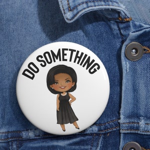 Peut inclure: Un bouton blanc avec du texte noir qui dit "DO SOMETHING" et une illustration de dessin animé d'une femme à la peau foncée, aux cheveux noirs et à une robe noire.
