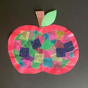 Peut inclure: Une création artisanale en forme de pomme, avec un contour rouge et remplie de carrés de papier de soie colorés. Une feuille verte et une tige marron sont attachées. Idéal pour les projets créatifs des enfants.