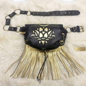 Schwarze Leder Gürteltasche, Lotus Ausschnitt, Fransen, Boho Festival Stil