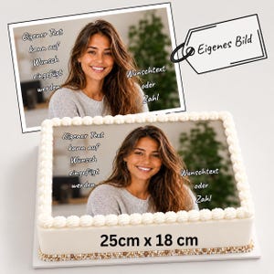 Könnte beinhalten: Ein rechteckiger Kuchen mit weißem Frosting-Rand und einem aufgedruckten Foto einer Person. Das Bild enthält den deutschen Text Eigener Text kann auf Wunsch eingefügt werden sowie Wunschtext oder Zahl. Der Kuchen misst 25cm x 18 cm.