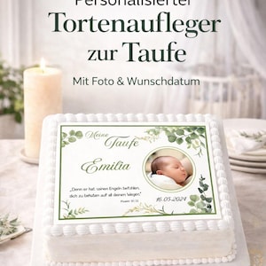 Könnte beinhalten: Ein weißer, rechteckiger Kuchen mit dekorativem Rand, belegt mit einem essbaren Bild. Das Bild zeigt ein Babyfoto, den Namen "Emilia" und das Datum "16.05.2024" mit grünen floralen Akzenten und Text. Eine Kerze brennt im Hintergrund.
