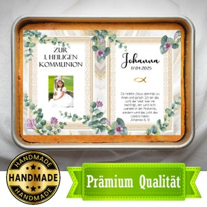 Könnte beinhalten: Ein weißer Kuchen, der mit einem Blumendesign und einem Foto eines jungen Mädchens verziert ist. Der Kuchen ist für eine Erstkommunion und trägt die Aufschrift "Zur 1. Heiligen Kommunion" und "Johanna 17.04.2025". Der Kuchen ist von einem grünen und goldenen Rahmen umgeben.