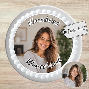 Könnte beinhalten: Ein runder Tortenaufleger mit einem zentralen Foto einer lächelnden Person mit langem braunem Haar in einem grauen Pullover. Der Aufleger hat einen weißen gewellten Rand, den Text "Wunschtext" oben und unten sowie ein Etikett mit "Dein Bild".