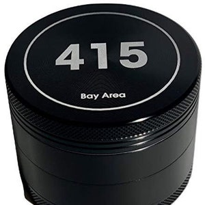 Op de afbeelding: Zwarte metalen grinder met een zilveren inscriptie die "415 Bay Area" zegt.
