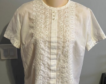 MCM Vintage Back Button-Up Womens Blouse, White Button Up Blouse, Retro Back Button Short, Classic White Blouse, Eyelet Lace Trimmed Blouse