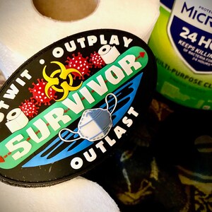 Toppa in PVC Survivor covid + albero di Natale in carta igienica