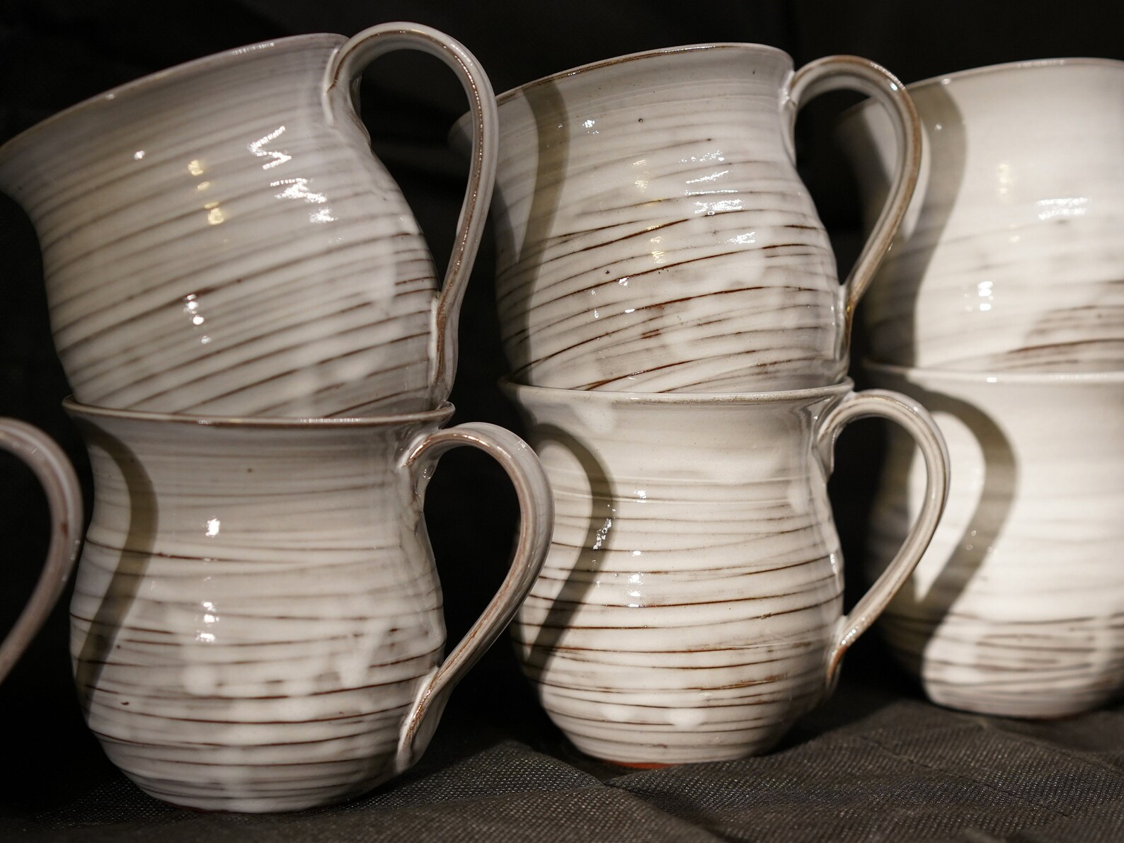 tasse-becher-keramik-handgemacht-handarbeit-diverse-glasuren-blau-rot