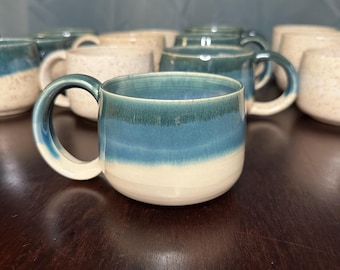 Taza azul de 9 oz.