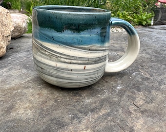 Taza de mármol azul de 355 ml (12 oz).