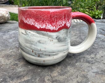 Taza de mármol rojo de 355 ml (12 oz).