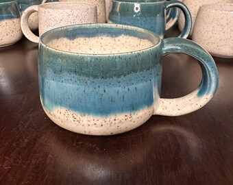 Taza azul moteada de 12 oz.