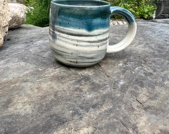 Taza de mármol azul de 237 ml (8 oz).