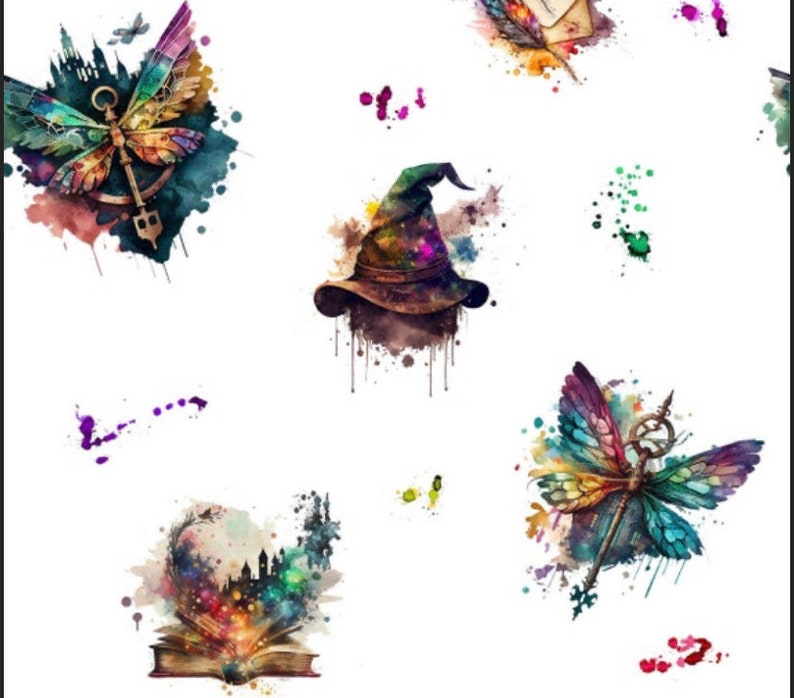 Puede incluir: Un patr&oacute;n de acuarela con un sombrero de bruja, un libro con un brillo m&aacute;gico y una lib&eacute;lula con una llave. El dise&ntilde;o est&aacute; sobre un fondo blanco con salpicaduras de acuarela de colores.