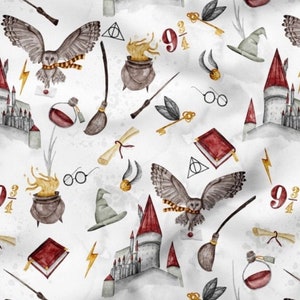 Puede incluir: Un fondo blanco con un patr&oacute;n repetido de ilustraciones de acuarela de objetos con tem&aacute;tica de Harry Potter. Los objetos incluyen un castillo, un b&uacute;ho, un caldero, gafas, un libro, una varita, una llave, un sombrero, un rollo y el n&uacute;mero 9 3/4.